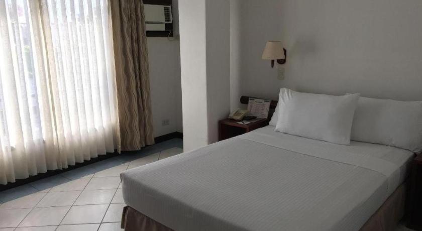 Soledad Suites Panglao Exteriör bild